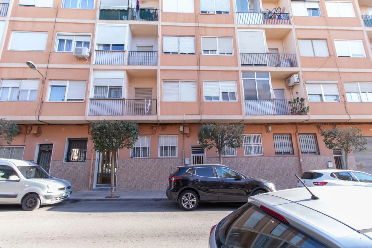 Piso de tres dormitorios junto a la Gran Avenida.