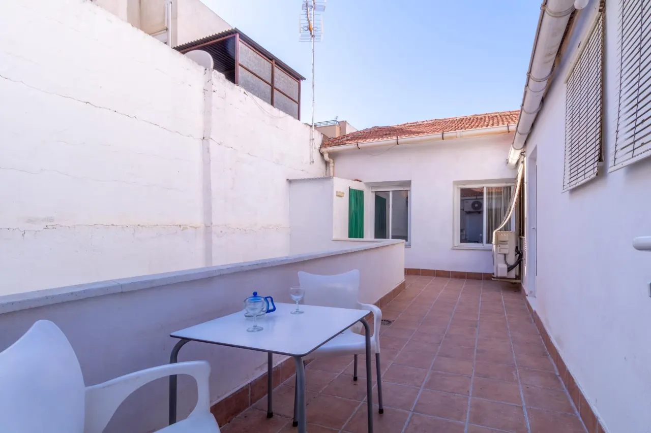 Hogar con Encanto: Espacio y Privacidad en Elda