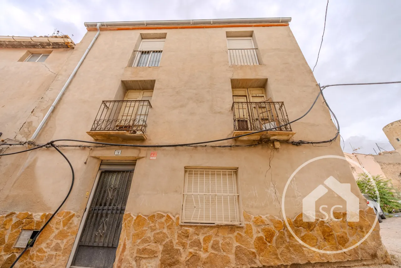 Casa de estilo tradicional con patio y trastero en zona Ayuntamiento, Elda