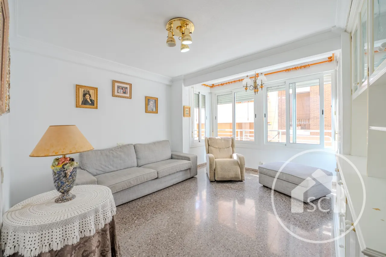 Piso de 5 habitaciones con ascensor y patio en el centro de Elda
