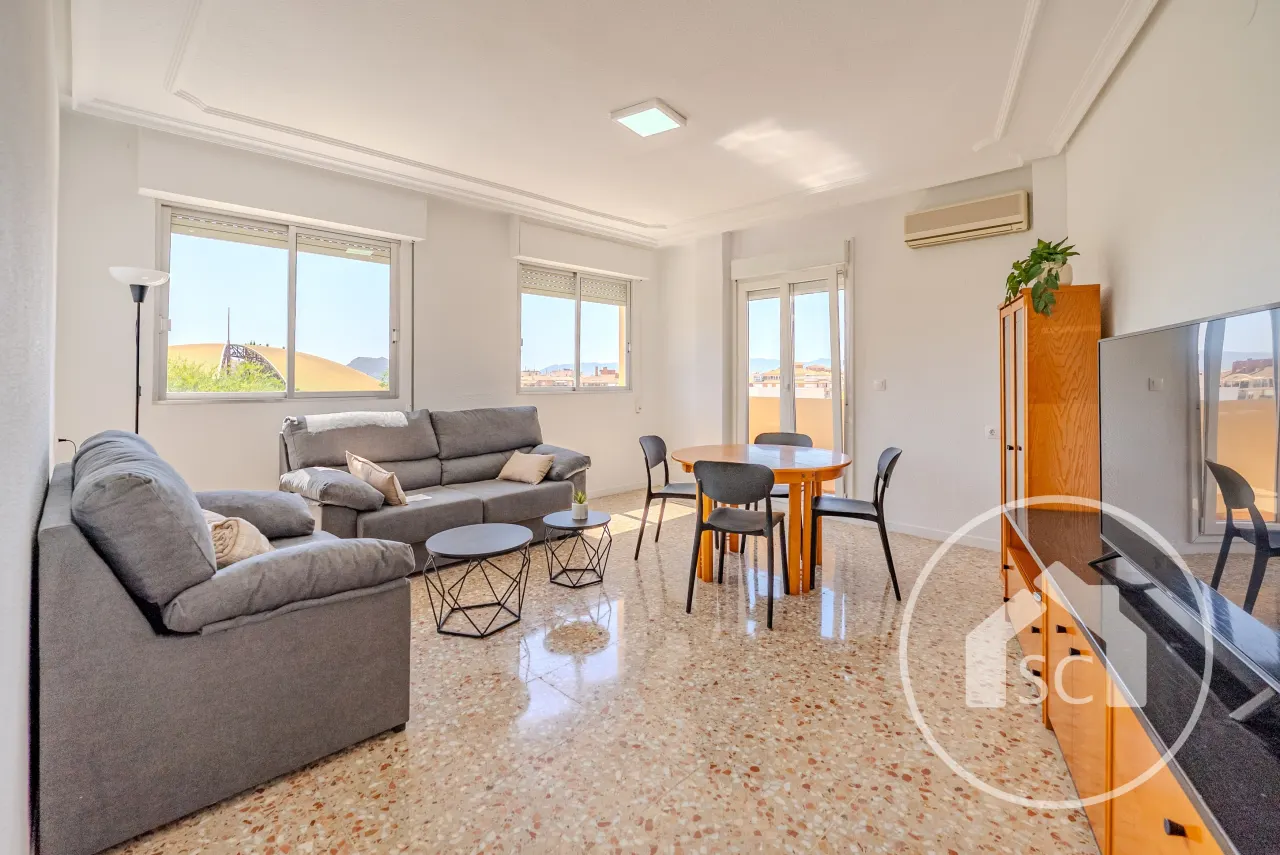 Bright 3rd-floor flat with park views in Petrer