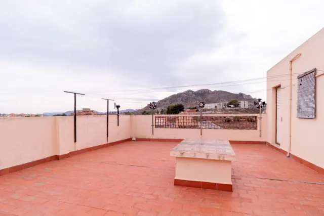 Vivienda unifamiliar de dos Alturas más terraza y almacén-garaje de 100m2