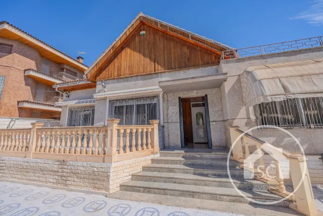 Chalet en Ciudad Vergel con salón exterior, barbacoa y buhardilla en Elda