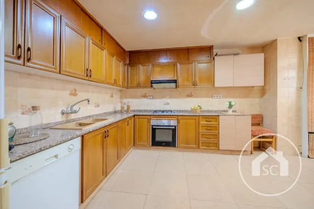 Piso de 4 habitaciones con patio y balcón en Calle Petrer, Elda