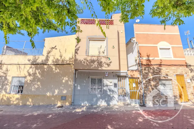 Casa independiente de tres plantas con terraza y vistas en Elda