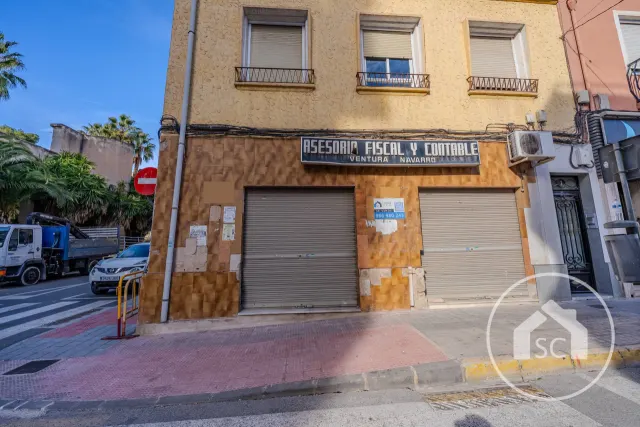 Local comercial en esquina con gran escaparate