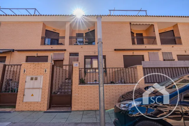 Bungalow moderno con terraza y jardín en la Avenida de Ronda, Elda
