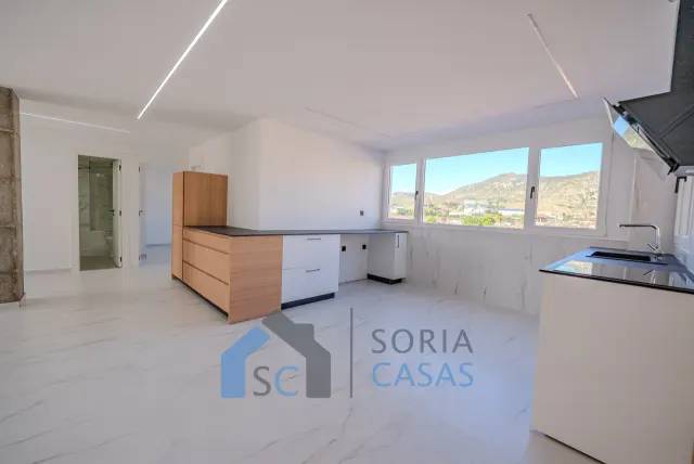 Piso reformado integralmente con terraza, garaje y vistas despejadas