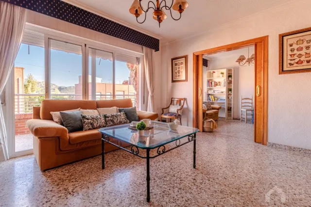Amplia vivienda junto a la Avda. del Mediterráneo