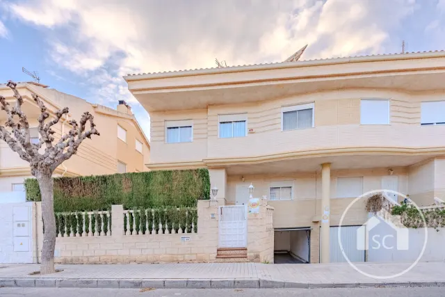 Pareado exclusivo con jardín en Av. de Ronda