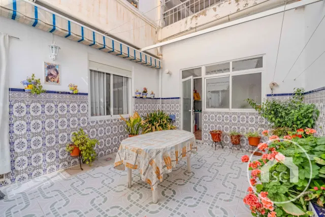 Planta baja con patio privado y entrada independiente en plaza Castelar, Elda