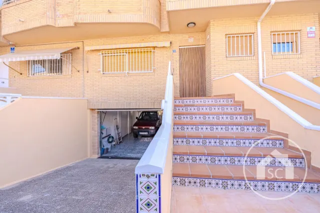 Bungalow de 3 plantas con garaje y terraza