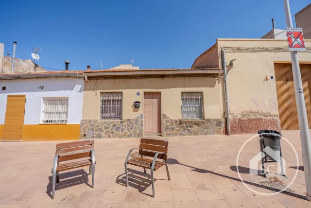 Casa independiente con gran patio en la Plaza de América de Petrer