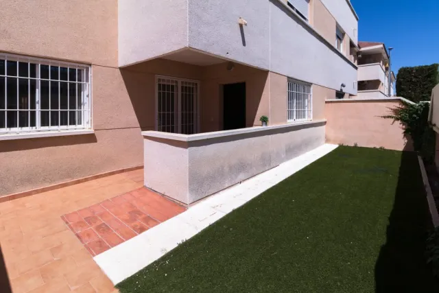 Piso con terraza y patio