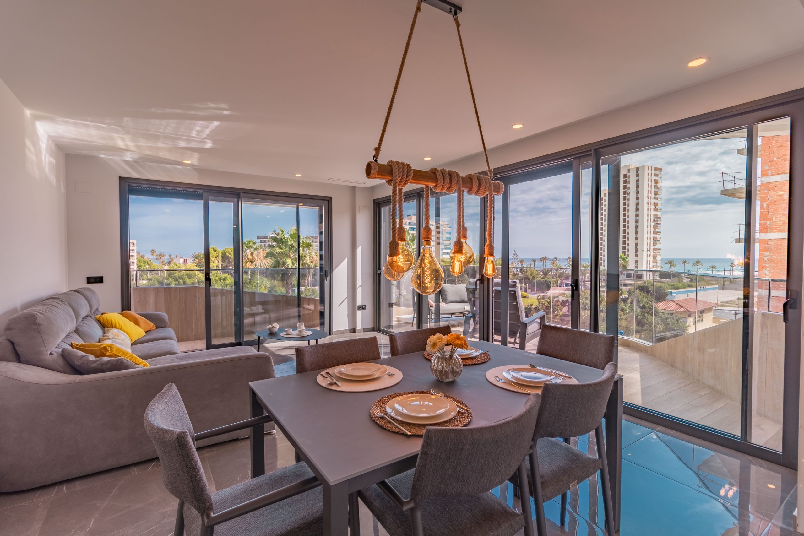 Salón amplio y ordenado